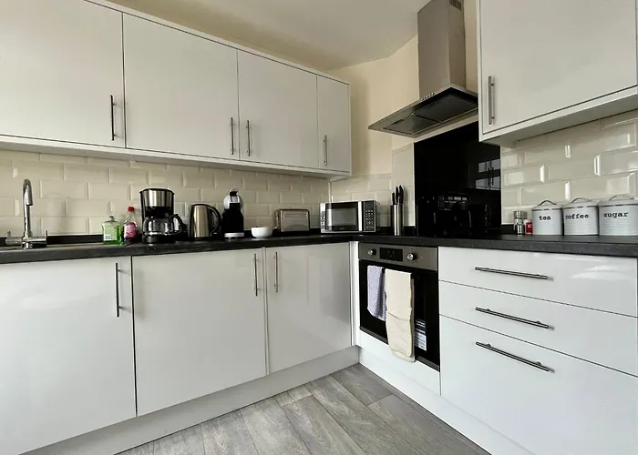 Central, Newly Refurb 2 Bed Flat With Free Parking